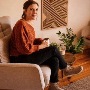 Gaëlle Sorene dans son cabinet à Saint-Pierre-d’Alvey en Savoie