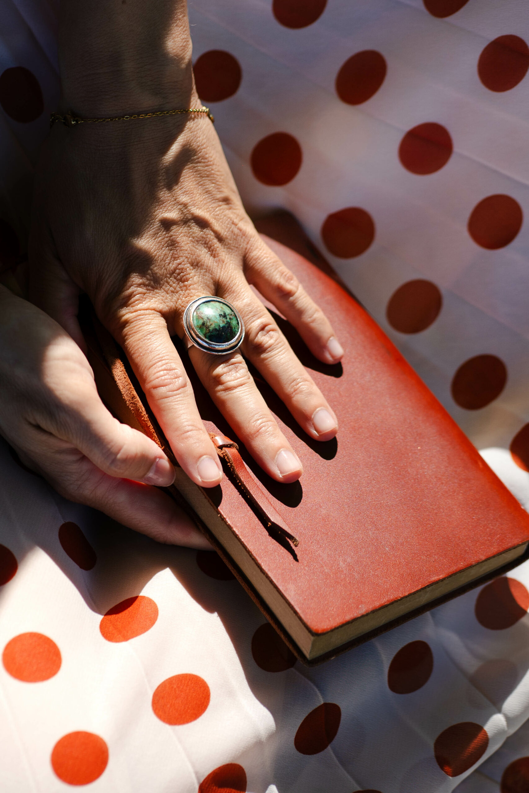Les mains de Gaëlle sur un carnet